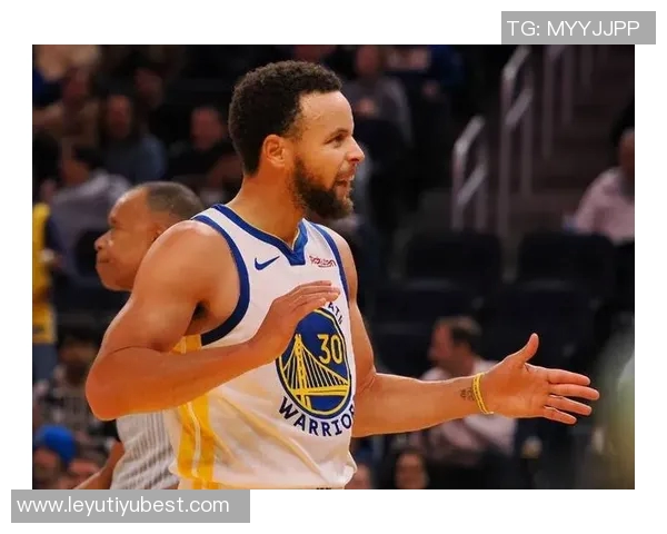 库里已下场邓恩依然保持警惕防守展现职业精神与团队意识 库里已下场邓恩依然保持警惕防守展现职业精神与团队意识