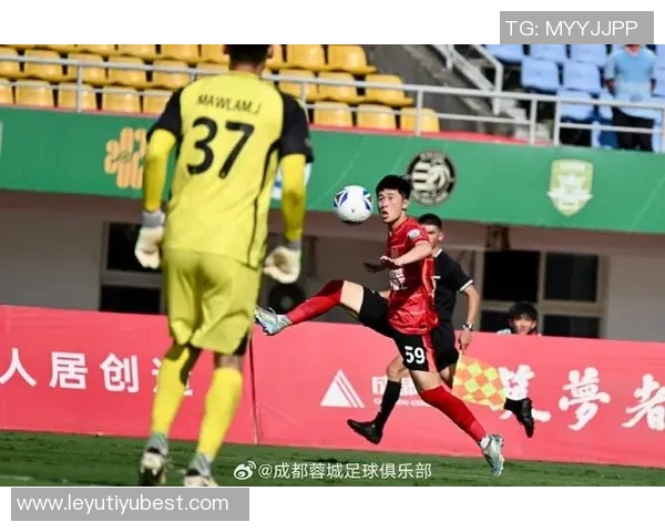 中乙联赛第30轮上海海港富盛经开队与温州俱乐部中胤队战成平局精彩对决 中乙联赛第30轮上海海港富盛经开队与温州俱乐部中胤队战成平局精彩对决